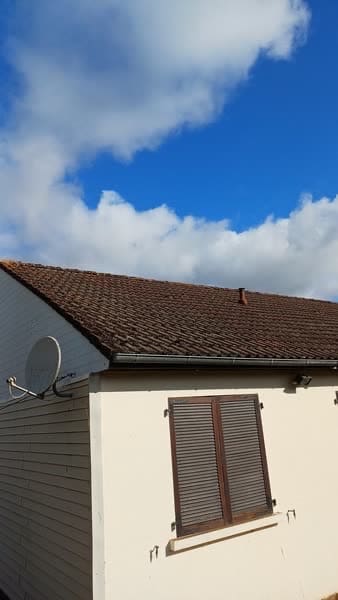 Toiture démoussée et nettoyée après intervention