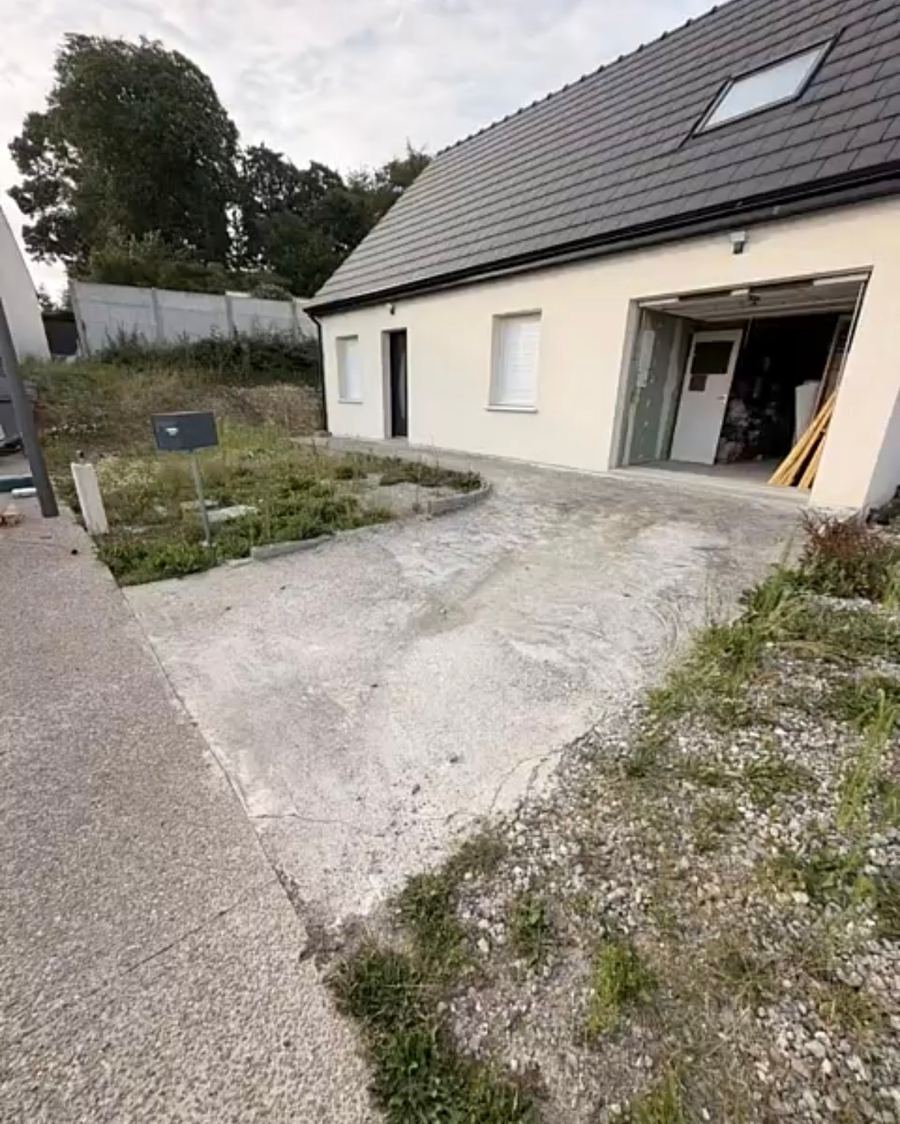 Cour de maison en friche avec terrain en pente avant aménagement