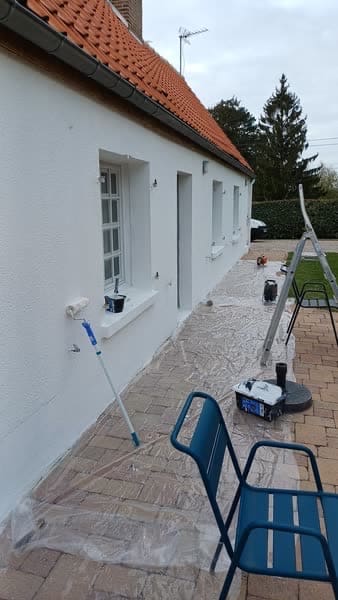 Peinture de façade en cours sur une maison picarde