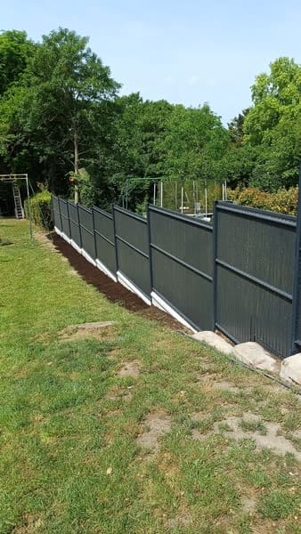 Nouvelle clôture rigide grise posée proprement