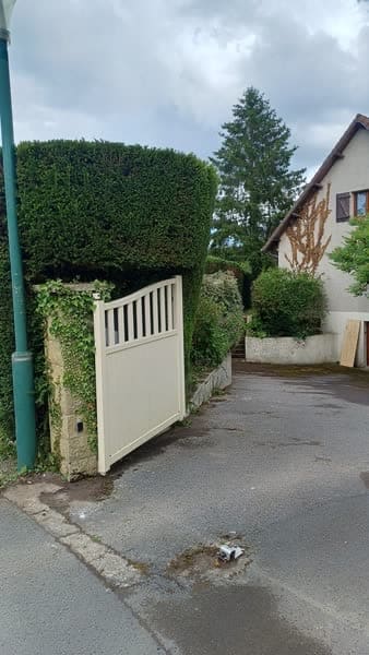 La même haie taillée droite et nette après intervention