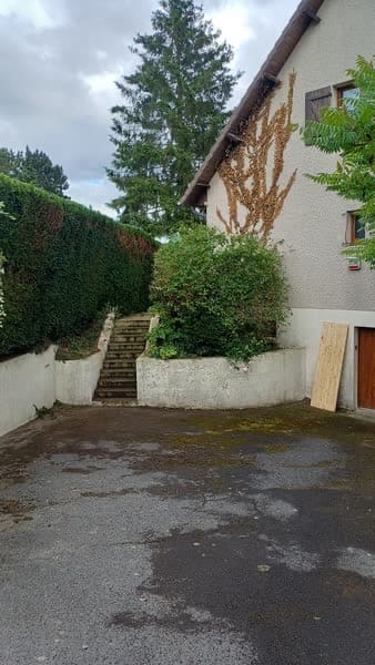 Les mêmes abords dégagés et entretenus après débroussaillage