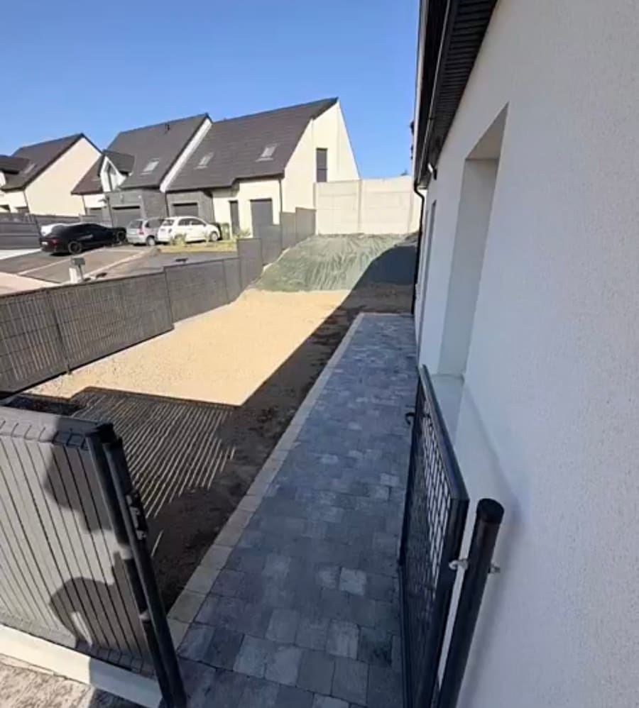 La même allée refaite en pavés avec plate-bande nette